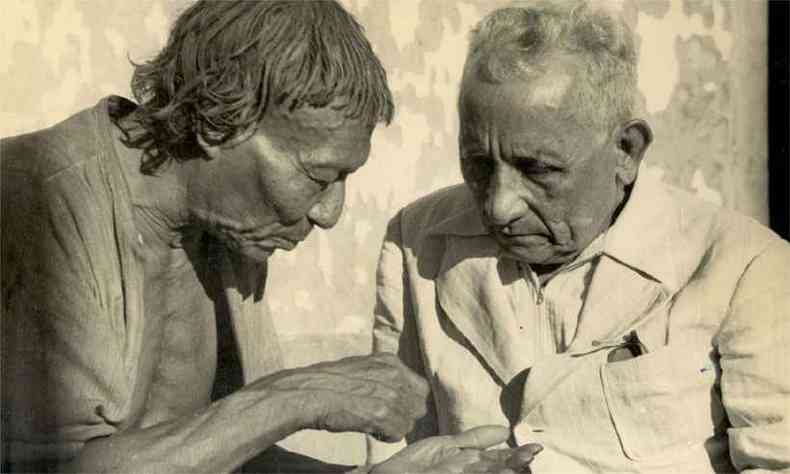 Descendente dos Bororos, o então general conversa com o chefe da tribo na língua deles(foto: Heinz Foenthmann/O Cruzeiro/Arquivo EM - S/D)