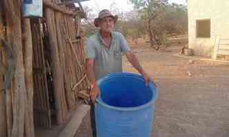 José Dimas Xavier e o tambor vazio: água, só a cada 15 dias(foto: Luiz Ribeiro/EM/DA Press)