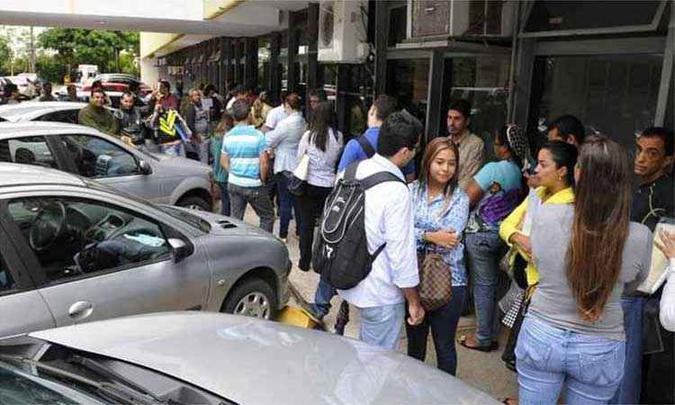 Fila em repartição pública no Distrito Federal para retirada de documentos: perda de tempo e de dinheiro (foto: Breno Fortes/CB/D.A Press - 19/2/15) Fila em repartição pública no Distrito Federal para retirada de documentos: perda de tempo e de dinheiro (foto: Breno Fortes/CB/D.A Press - 19/2/15)