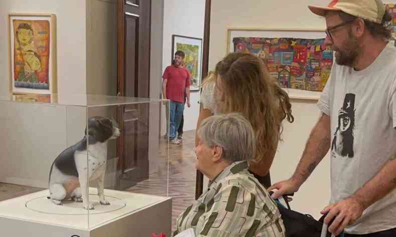 O artista Gustavo Pandolfo e a me, Margarida, observam reproduo de Pink, cachorrinha da famlia, em exposio no CCBB de BH