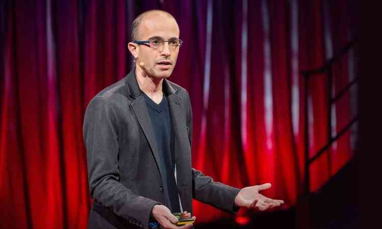 Escritor Yuval Harari olha para a cmera
