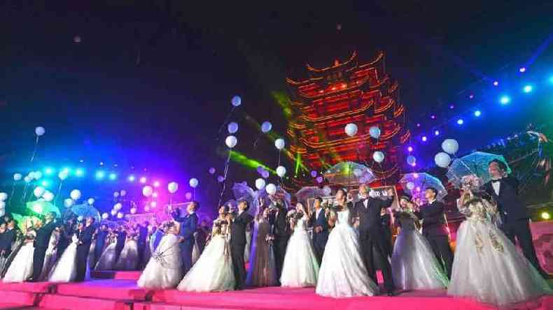 Em outubro, 38 casais foram a um casamento coletivo; alguns deles tinham adiado seus casamentos devido ao coronavrus(foto: Getty Images)