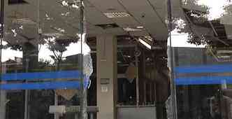 Uma das portas foi destruda com a fora da exploso(foto: Reproduo/TV Alterosa)