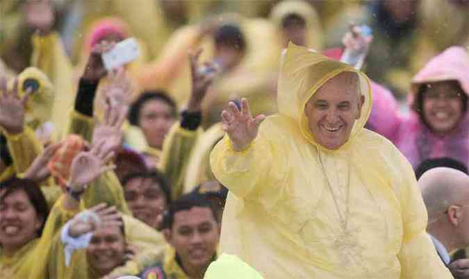 Nem o tempo ruim fez 150 mil fiis catlicos desistirem de ver o Papa (foto: AFP PHOTO / JOHANNES EISELE )
