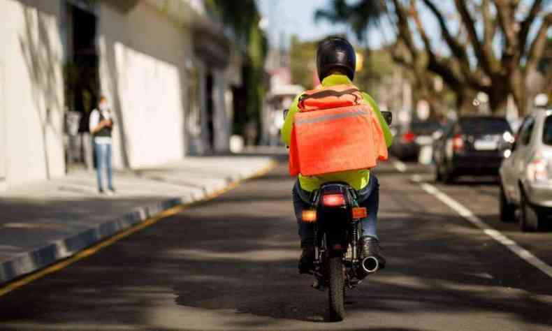 Motoboy de mochila laranja 