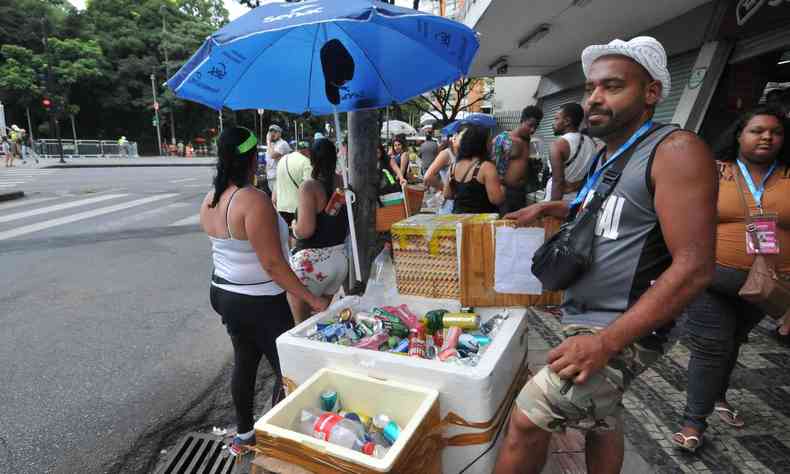 Na foto, Devanildo Teixeira, vendedor ambulante em Belo Horizonte 