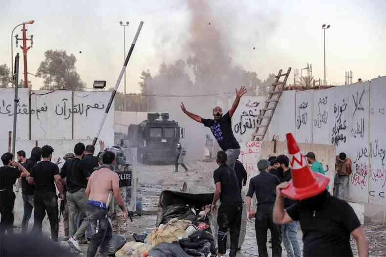 Polcia tenta dispersar manifestantes que botaram fogo na embaixada da Sucia no Iraque