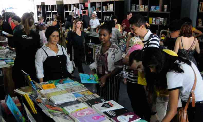 Fs de literatura passaram pelos diversos estandes do FLI-BH, no encerramento do festival literrio neste domingo no Parque Municipal