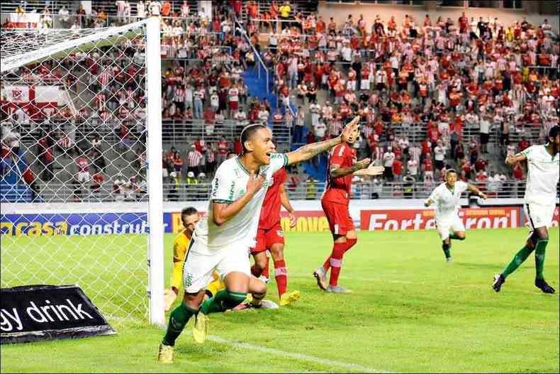 Leandro Silva marcou um dos gols no triunfo sobre o CRB(foto: Daniel Hott/America)