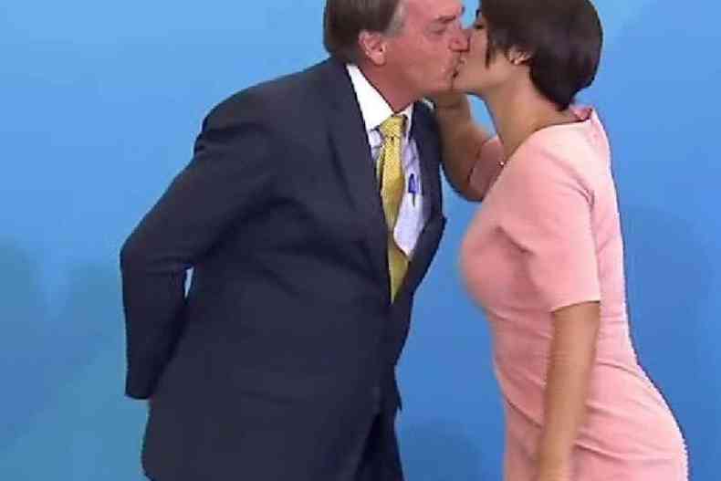 O presidente Jair Bolsonaro (PL) beija a primeira-dama, Michelle Bolsonaro.