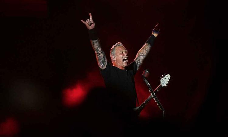 O vocalista do Metallica, James Hetfield, no palco