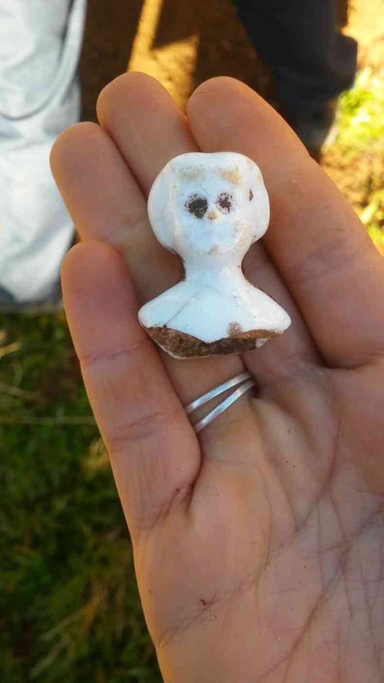Parte de boneca de porcelana encontrada em praa de Mariana