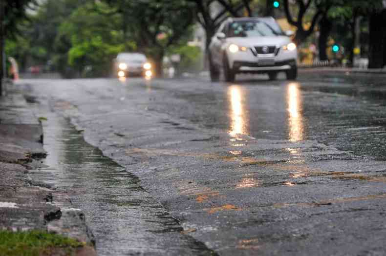 Chuva insistente j representa dois teros do esperado para o ms em BH carros asfalto molhado 