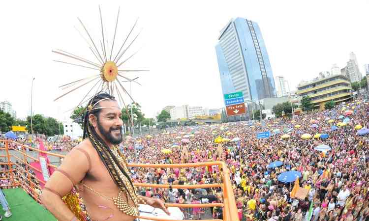 Multido reunida durante desfile do bloco Ento, brilha! no carnaval de BH