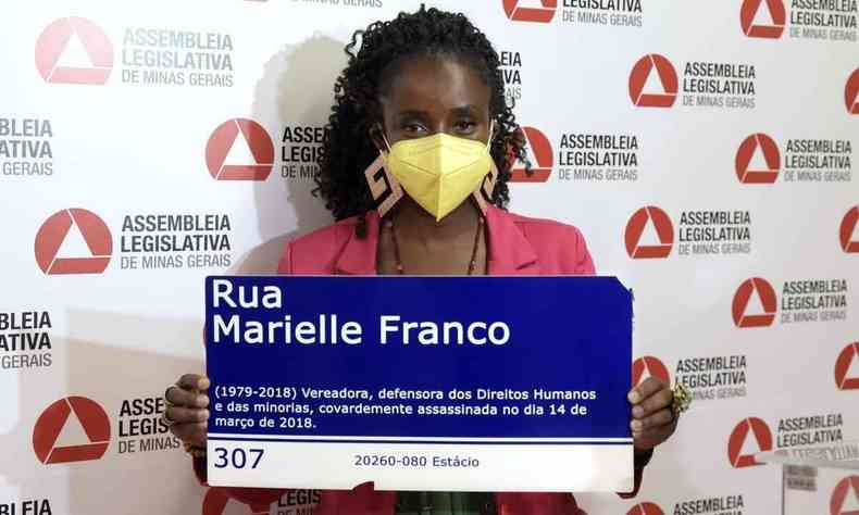 A deputada Andréia de Jesus, do PSOL, segura placa que homenageia Marielle Franco, executada em 2018