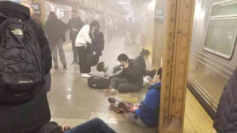 Imagens compartilhadas nas mdias sociais mostram pessoas feridas dentro da estao cheia de fumaa