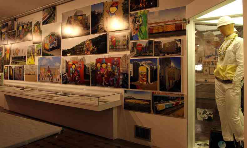 Sala exibe desenhos, objetos e roupas na mostra 'OsGemeos: Nossos segredos', dos irmos Gustavio e Otvio Pandolfo