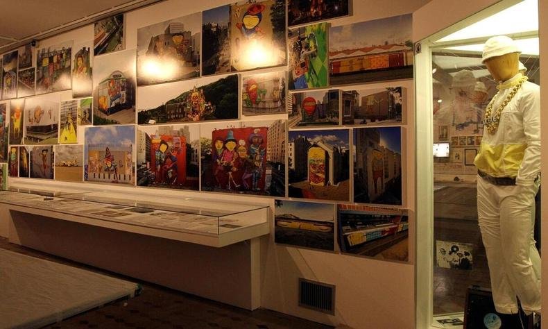 Mostra 'OsGemeos: Nossos segredos', dos irmãos Gustavo e Otávio Pandolfo, fica em cartaz até 22 de maio em BH(foto: Jair Amaral /EM/D.A Press) Sala exibe desenhos, objetos e roupas na mostra 'OsGemeos: Nossos segredos', dos irmãos Gustavio e Otávio Pandolfo
