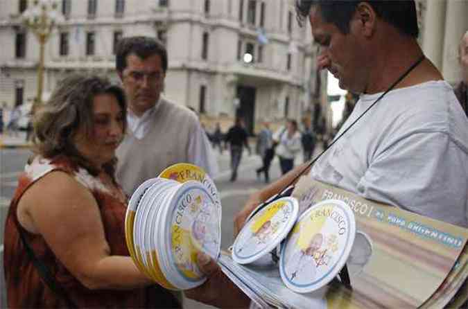 Souvenirs do Papa Francisco j so vendidos em frente  Catedral de Buenos Aires(foto: REUTERS/Agustin Marcarian )