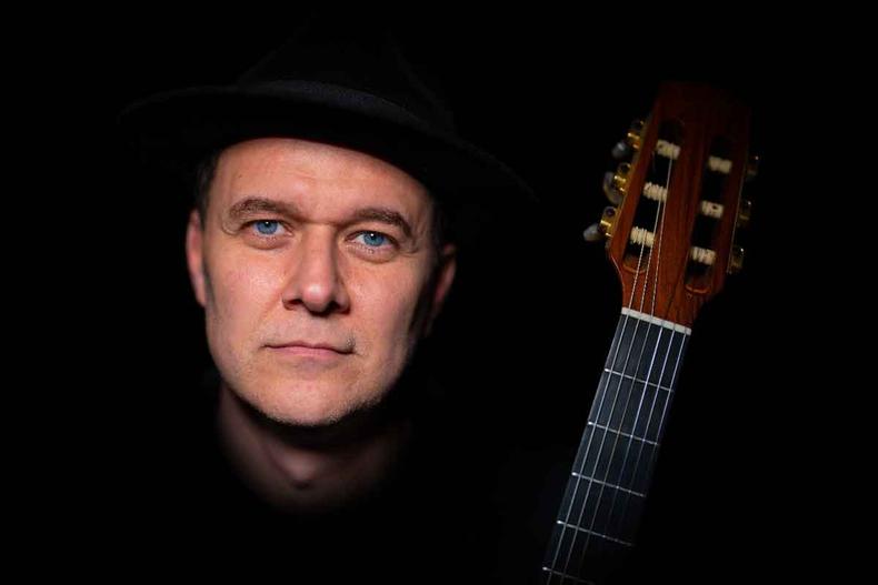 cantor e compositor Joo Suplicy olha para a cmera