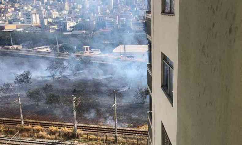 Incndio em mata ameaou trilho do metr em BH