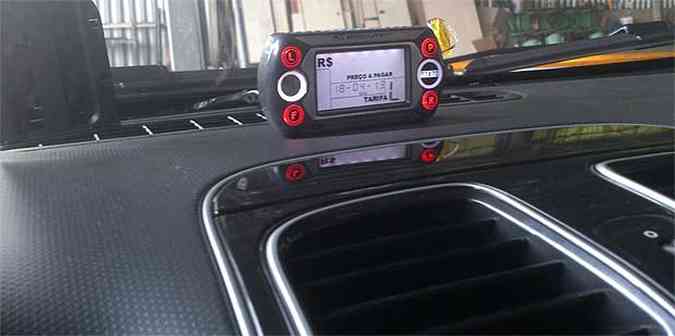 Sistema de biometria no taxímetro que fica dentro dos carros (foto: Divulgação/BHTrans)