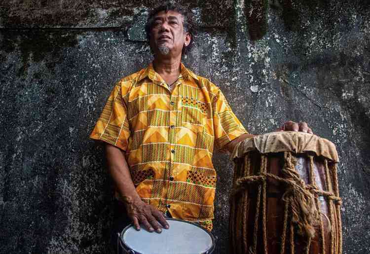 Mestre Jackson Nunes, um dos fundadores do Olodum, posa ao lado de tambor