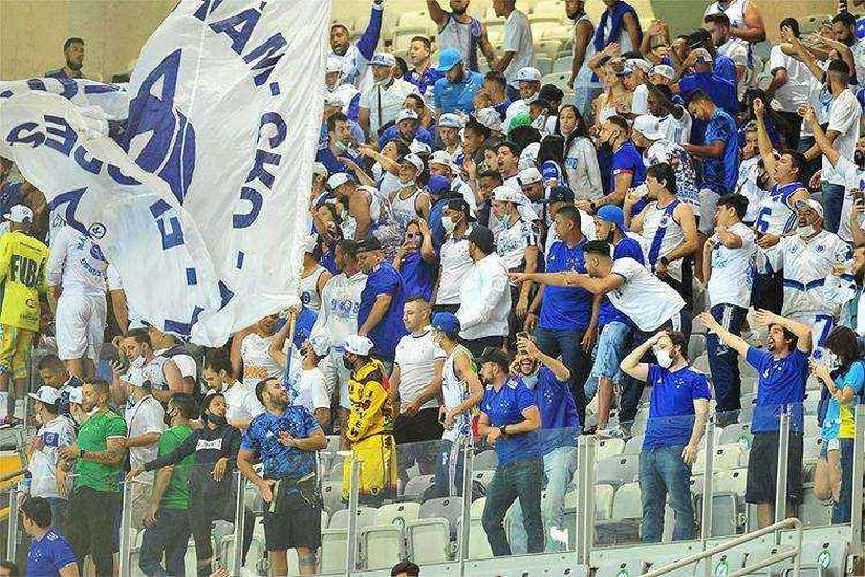 Como de costume, M�fia Azul ocupou as cadeiras do setor amarelo, atr�s do gol ao lado direito da c�mera de transmiss�o do jogo(foto: Ramon Lisboa/EM D.A Press)