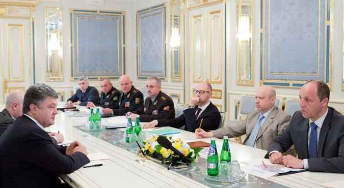 Presidente Poroshenko (esquerda) em Kiev discute com líderes parlamentares e militares sobre situação no país após ataque a helicóptero que desrespeita cessar-fogo(foto: AFP PHOTO / PRESIDENTIAL PRESS-SERVICE / MYKHAYLO MARKIV) Presidente Poroshenko (esquerda) em Kiev discute com líderes parlamentares e militares sobre situação no país após ataque a helicóptero que desrespeita cessar-fogo(foto: AFP PHOTO / PRESIDENTIAL PRESS-SERVICE / MYKHAYLO MARKIV)