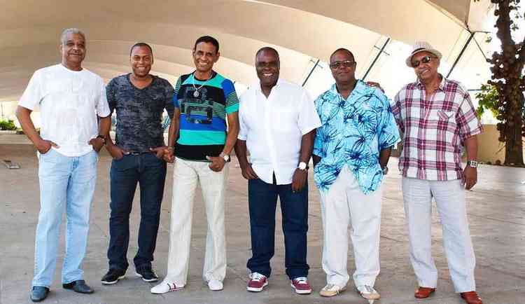 Ubirany, Dlcio Luiz, Bira Presidente, Ademir Batera, Ronaldinho e Sereno, que formavam o grupo Fundo de Quintal em 2012
