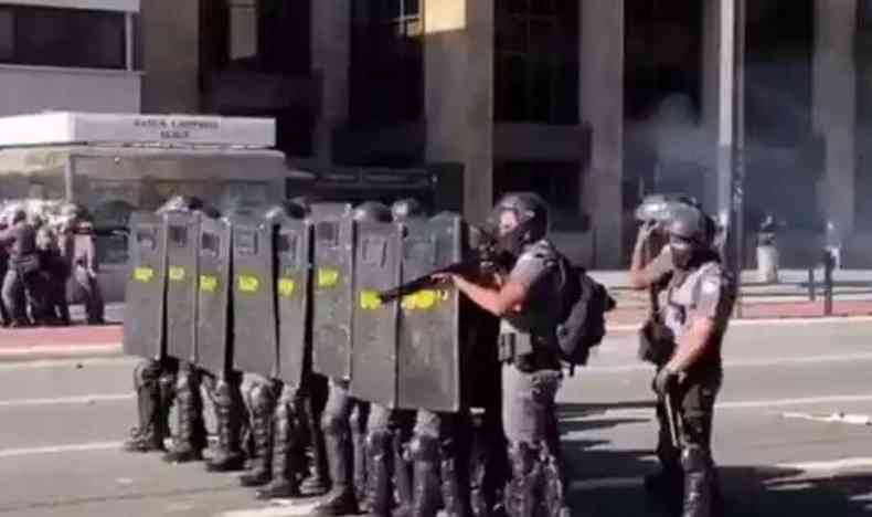 Policiais Militares reprimem manifestantes a favor da democracia na Avenida Paulista, em So Paulo. (foto: Twitter/Reproduo)