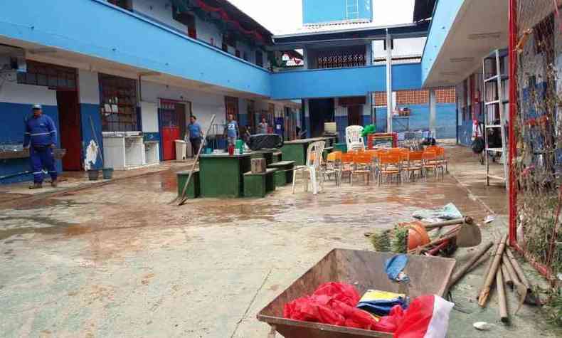 Escola Municipal Francisco Magalhes Gomes tambm foi inundada na noite de ontem