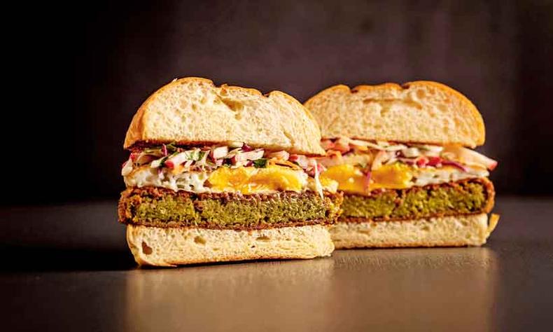 Na Bullguer, a novidade é o hambúrguer de falafel, com grão-de-bico, coentro e salsinha(foto: Bruno Gaefke/Divulgação) Na Bullguer, a novidade é o hambúrguer de falafel, com grão-de-bico, coentro e salsinha(foto: Bruno Gaefke/Divulgação)