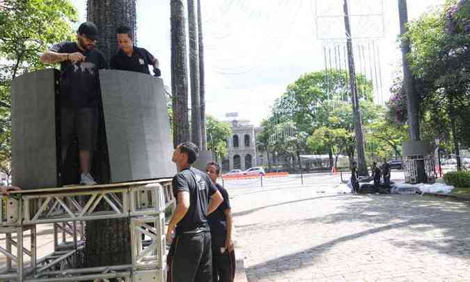 Equipamentos de luz e som foram instalados ontem na Praa da Liberdade(foto: Gladyston Rodrigues/EM/D.A Press)