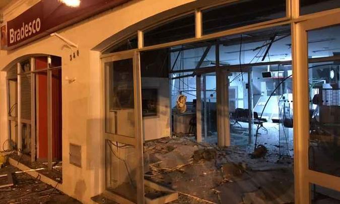 Ação mais violenta, segundo a PM, ocorreu em Areado, onde cerca de 20 bandidos agiram com armas longas e promoveram verdadeiro terror na madrugada(foto: Reprodução da Internet/WhatsApp) Ação mais violenta, segundo a PM, ocorreu em Areado, onde cerca de 20 bandidos agiram com armas longas e promoveram verdadeiro terror na madrugada(foto: Reprodução da Internet/WhatsApp)