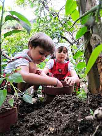 Os alunos Luiz Cludio e Ceclia, de 6 anos, j sabem que as aulas de jardinagem fazem bem para a sade(foto: Gladyston Rodrigues/EM/D.A Press)