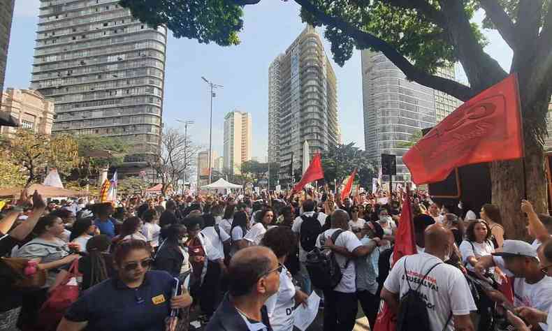 Manifestantes da enfermagem de Minas Gerais e Belo Horizonte reunidos em volta de carro de som