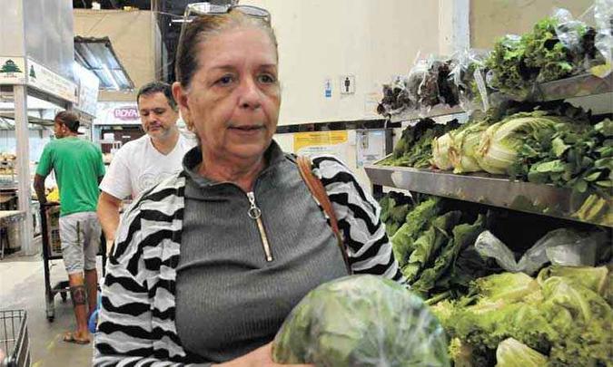 Mônica Cattoni optou por fazer as compras longe de casa para aproveitar ofertas e reclama das remarcações(foto: Paulo Filgueiras/EM/D.A Press) Mônica Cattoni optou por fazer as compras longe de casa para aproveitar ofertas e reclama das remarcações(foto: Paulo Filgueiras/EM/D.A Press)