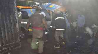 Bombeiros resgatam as vtimas do acidente areo pela manh(foto: O Imparcial/DA Press)