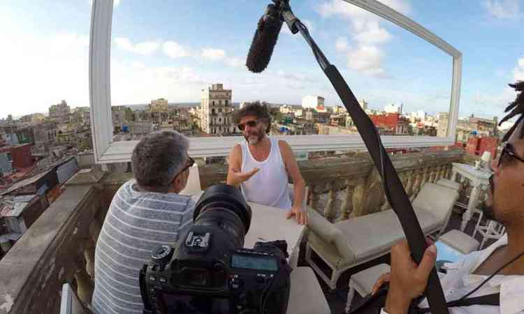 O diretor Juan Pin Vilar com o cantor argentino durante as gravaes de 'La Habana de Fito'