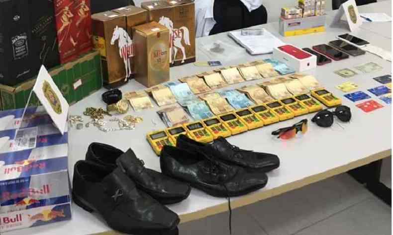 Mquinas de cartes e R$ 15 mil em espcie foramapreendidos(foto: Divulgao/Polcia Civil)