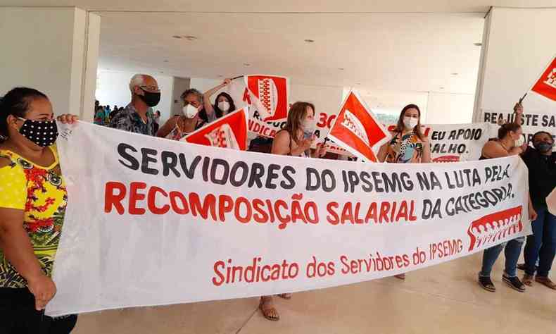 Funcionrios do Ipsemg seguram faixa e bandeiras no protesto