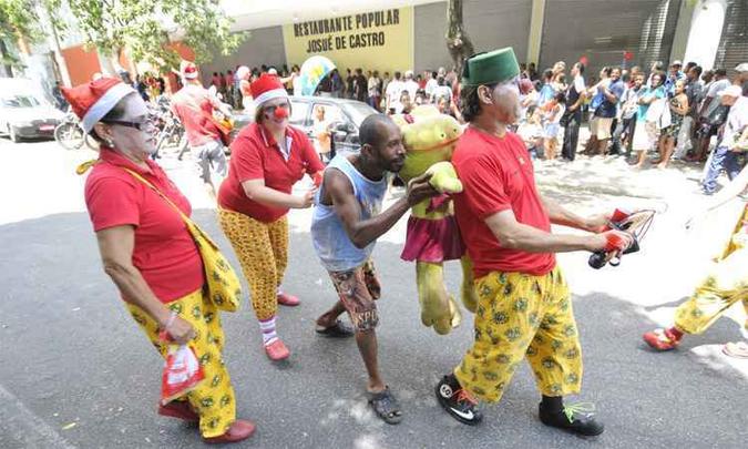 Pelo segundo ano consecutivo na festa, os Doutores Palhaços ajudaram a quebrar a aflição de quem aguardava na fila(foto: Juarez Rodrigues/EM/DA Press) Pelo segundo ano consecutivo na festa, os Doutores Palhaços ajudaram a quebrar a aflição de quem aguardava na fila(foto: Juarez Rodrigues/EM/DA Press)