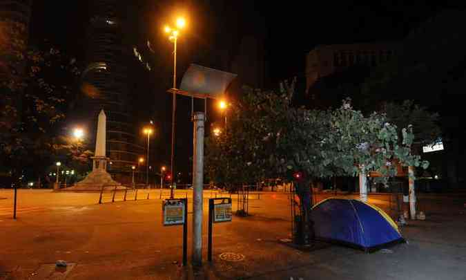 Barracas foram montadas na Praa Sete para espantar o frio(foto: Tlio Santos/EM/D.A PRESS)