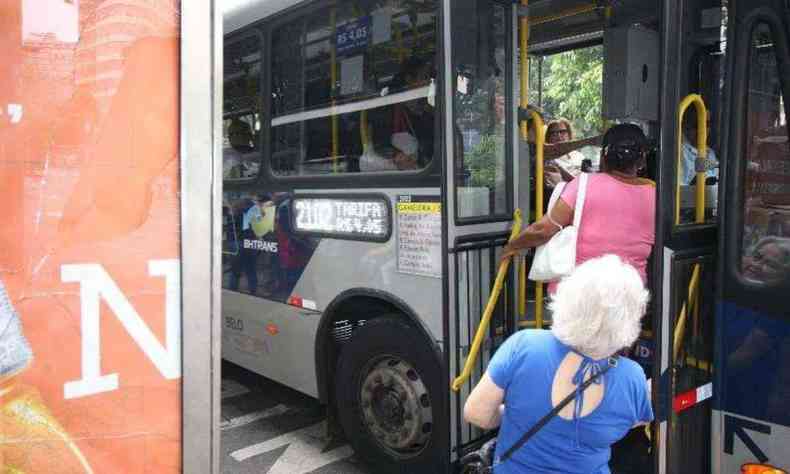 Pessoas entrando em nibus em BH 