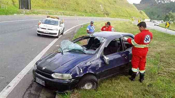 O condutor de um Palio capotou o carro na rodovia e, em seguida, foi preso por dirigir embriagado (foto: Polcia Rodoviria Federal (PRF) / Divulgao)