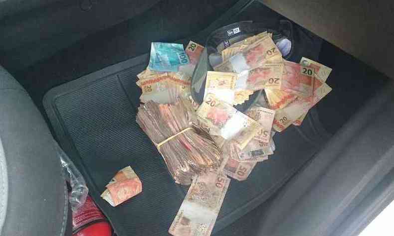 PM conseguiu recuperar parte do dinheiro levado pela quadrilha(foto: Polcia Militar/Divulgao)