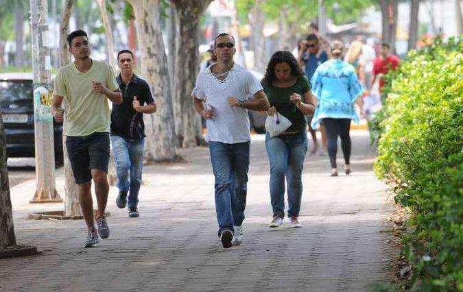Candidatos se apressam para não perder o segundo dia de provas na UFMG, em Belo Horizonte. Neste ano, índice de abstenção foi de 25,5%, o menor registrado desde o exame de 2009. Mais de 740 foram eliminados(foto: Gladyston Rodrigues/EM/D.A Press) Candidatos se apressam para não perder o segundo dia de provas na UFMG, em Belo Horizonte. Neste ano, índice de abstenção foi de 25,5%, o menor registrado desde o exame de 2009. Mais de 740 foram eliminados(foto: Gladyston Rodrigues/EM/D.A Press)