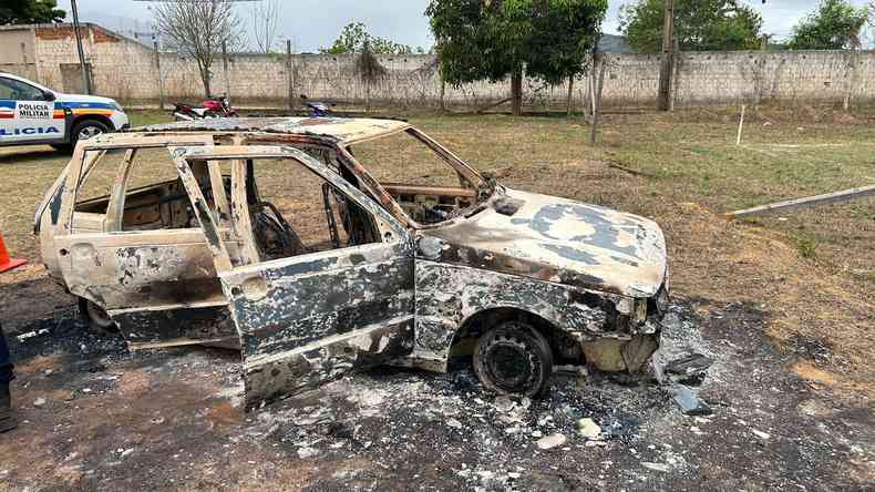 Carro estava em um campo de futebol