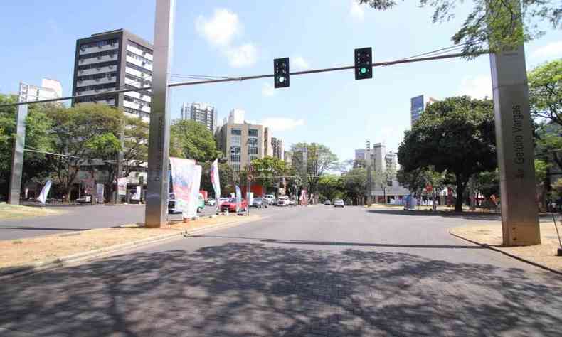 Bandeiras em canteiros centrais e no passeio, na Avenida Getlio Vargas, em Belo Horizonte
